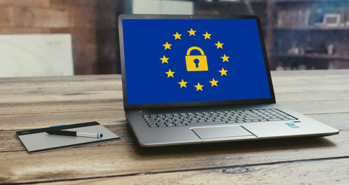 laptop z flagą Unii Europejskiej na ekranie